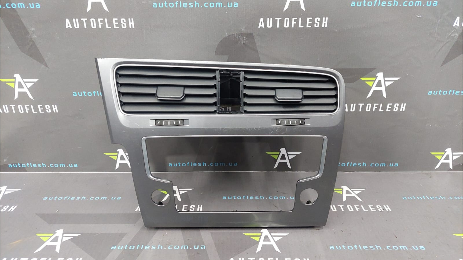 Дефлектор воздуха центральный 5G1815735C, 5G1815736C, 5G1819743D Volkswagen Golf 7 гольф бу